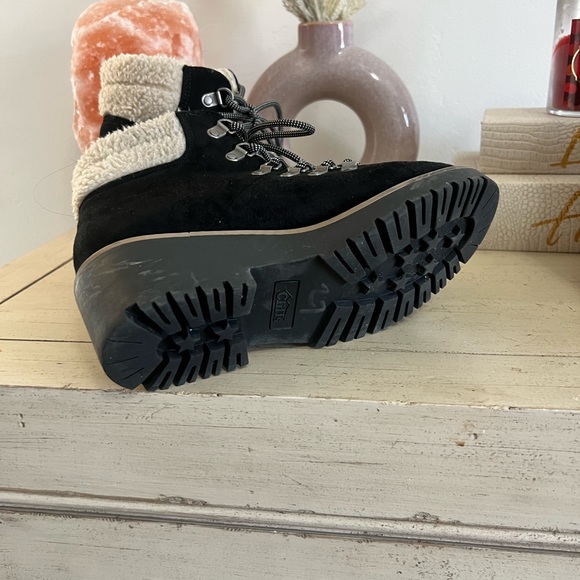 Size 7 1/2 - Picture 4 of 6